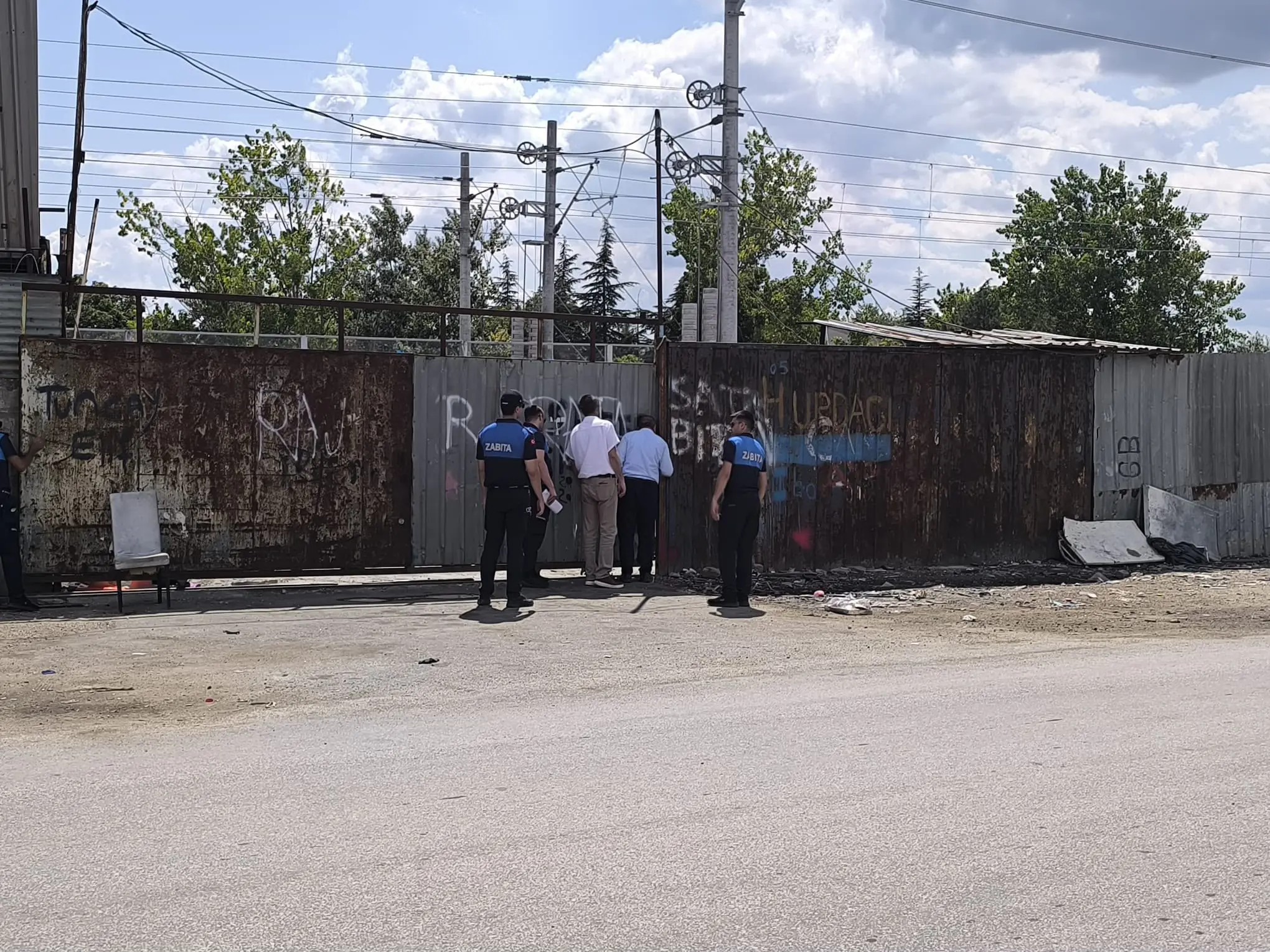 GÜNEY ÇEVRE YOLU'NDAKİ HURDACILARIN TAŞINMA SÜRECİ DENETİMLERLE SÜRÜYOR galeri görseli